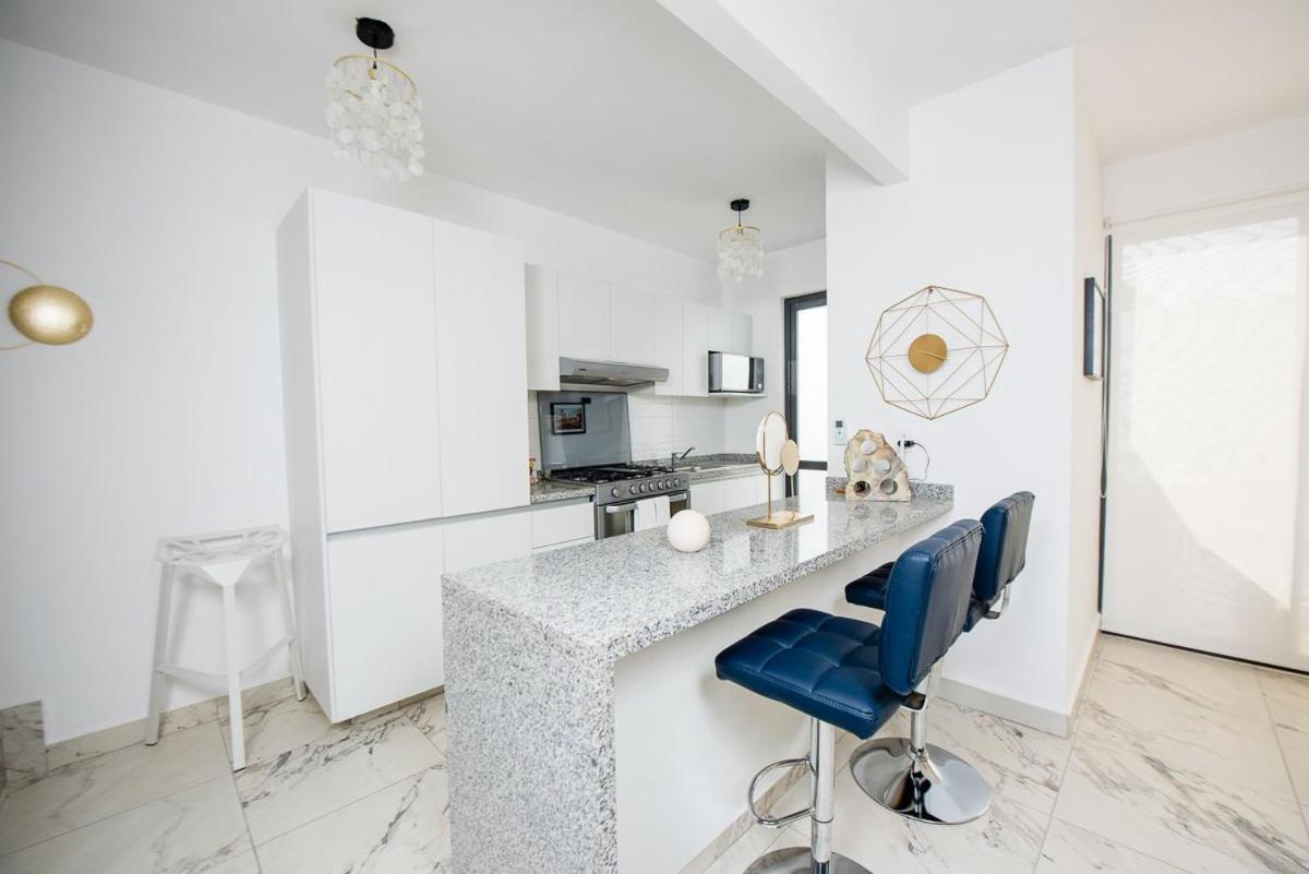 Charming & Comfortable House, 15 Min To Downtown Сasa de vacaciones